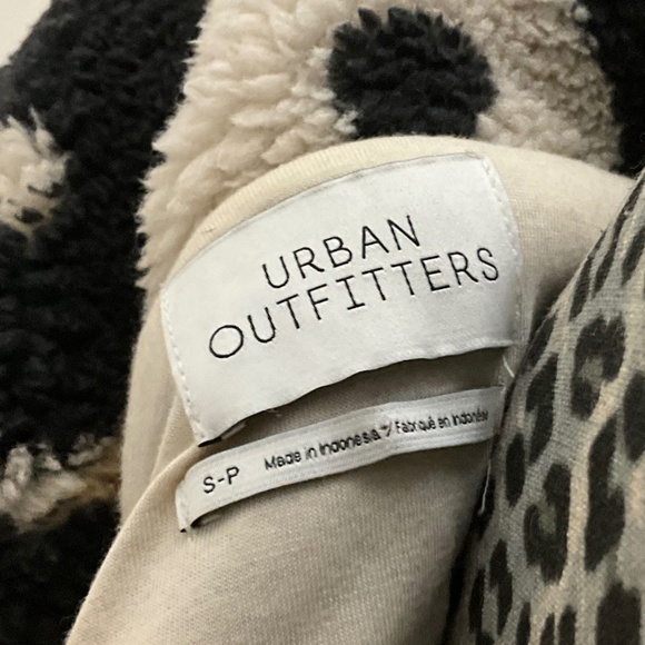 Urban Outfitters Olivia Print Sherpa Jacket Yin Yang Fleece Black Ivory S - Picture 7 of 7